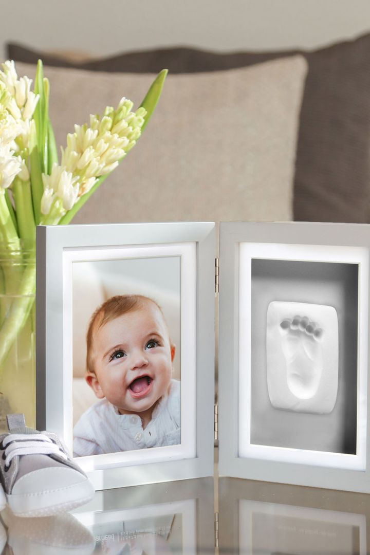 Stand-Bilderrahmen mit Baby Abdruckset, grauer Hintergrund