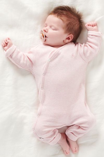 Organic Rippstrick Strampler rosa