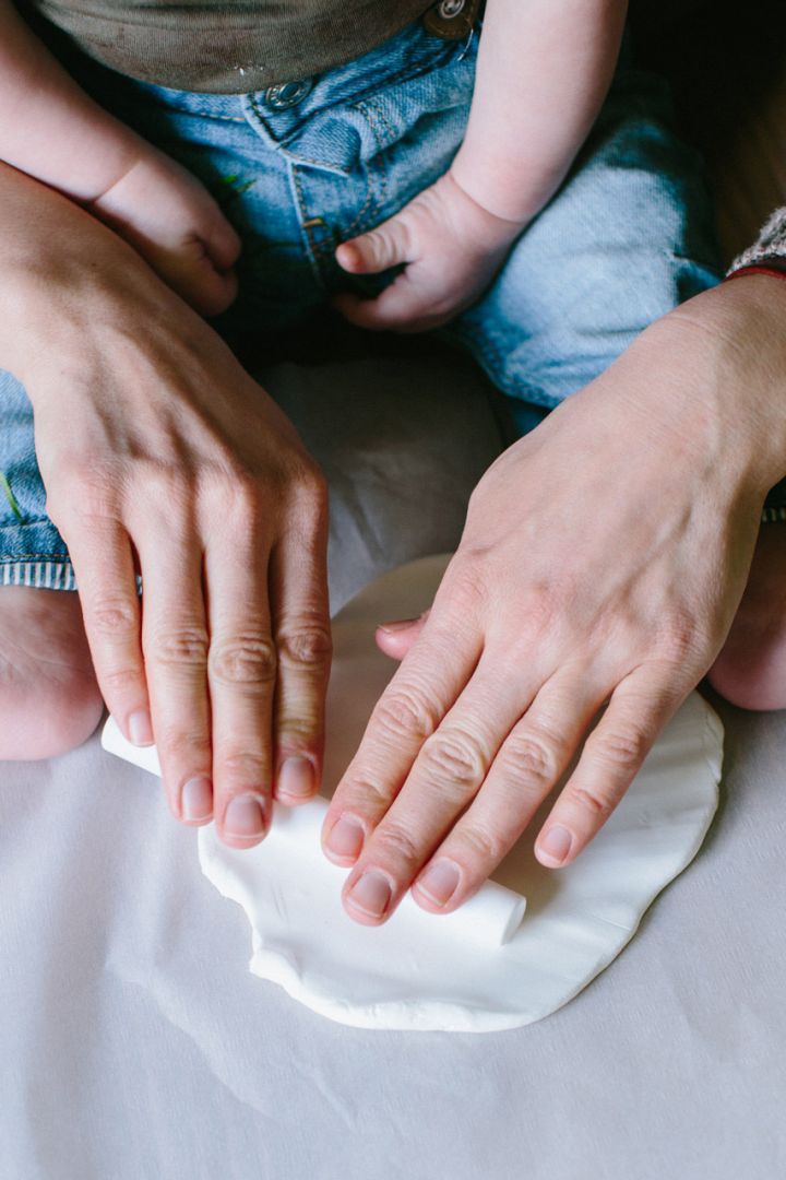 Stand-Bilderrahmen mit Baby Abdruckset, grauer Hintergrund