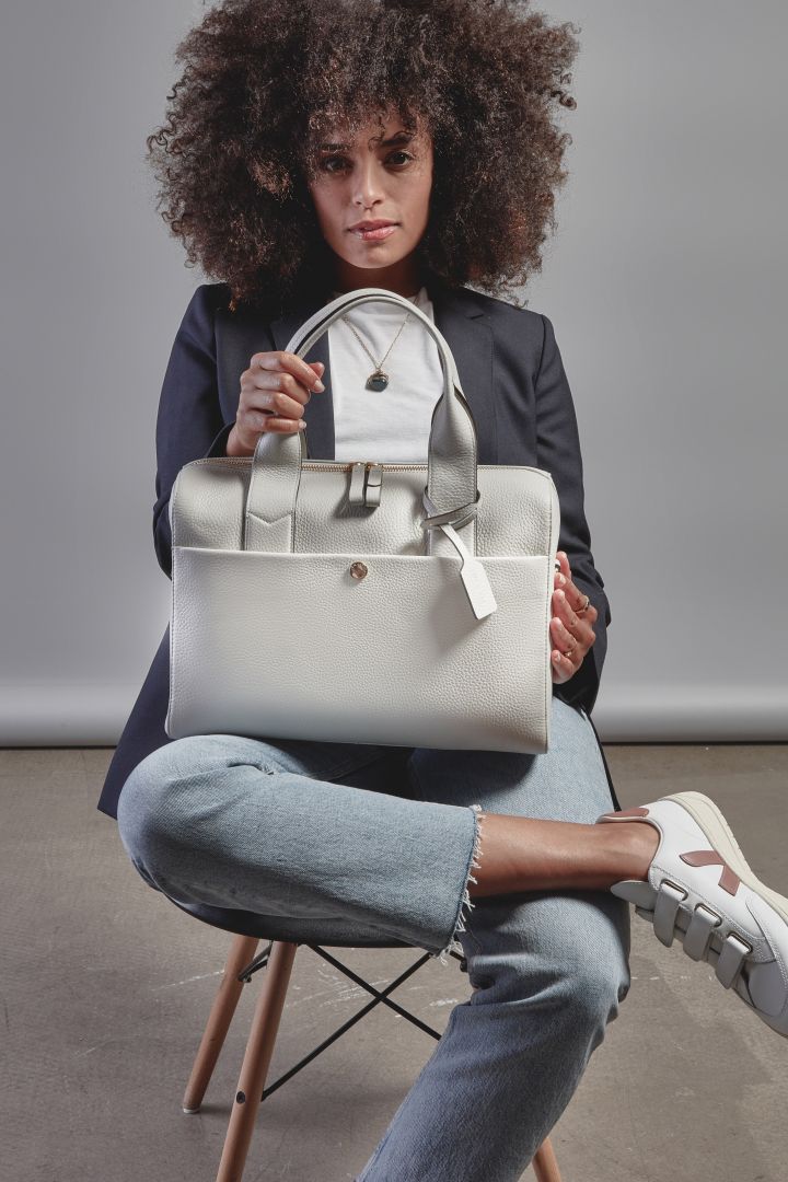 Wickeltasche aus Kalbsleder hellgrau