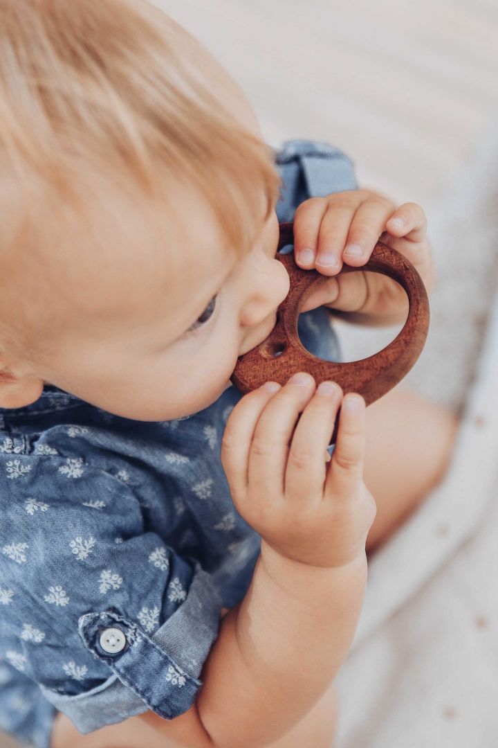 Sapelli Holz Greif- und Beißring Äffchen