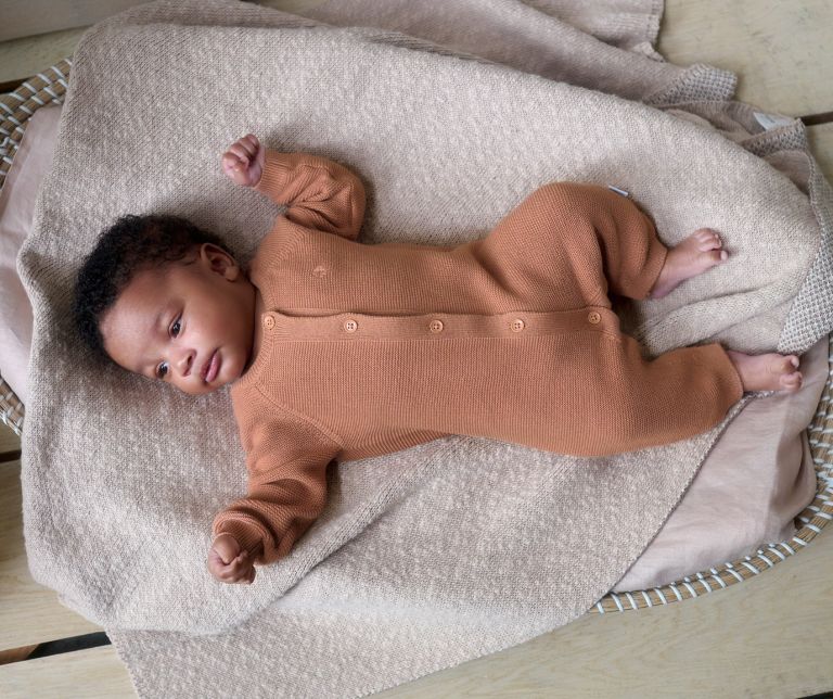 Organic Strickstrampler mit Knopfleiste mocca