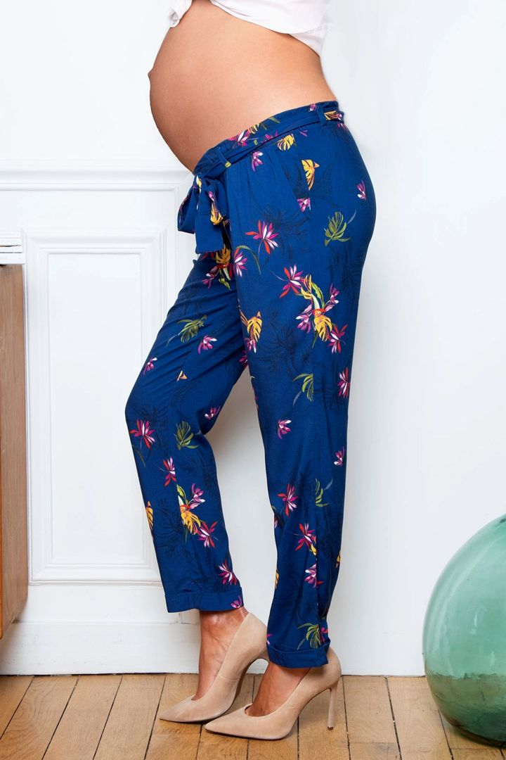 Umstandshose mit Bindegürtel und Blumenprint