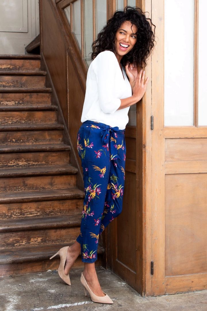 Umstandshose mit Bindegürtel und Blumenprint