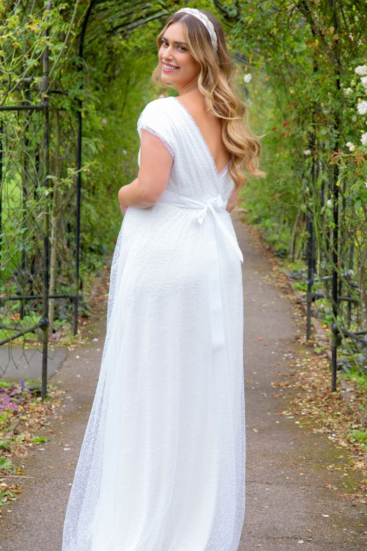 Umstandsbrautrobe mit Tüll