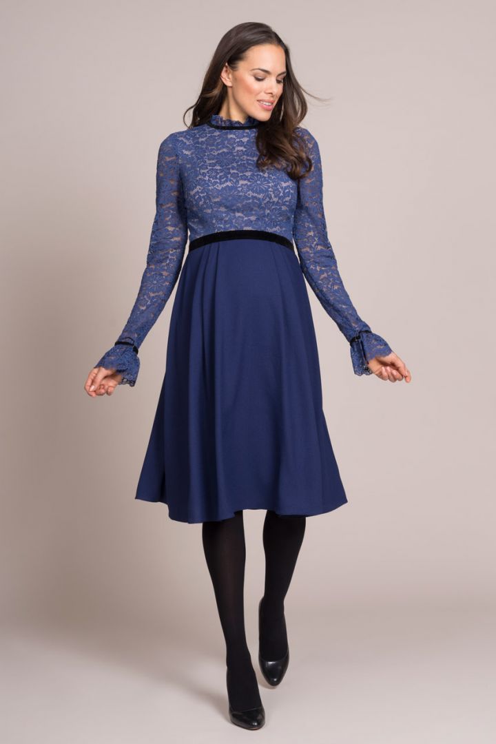 Umstandskleid mit Samt und Spitze