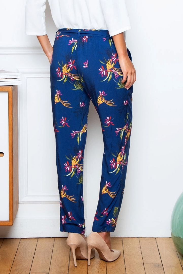 Umstandshose mit Bindegürtel und Blumenprint