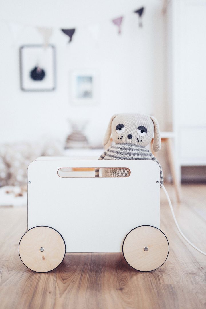 Spielzeugkiste auf Rädern weiß